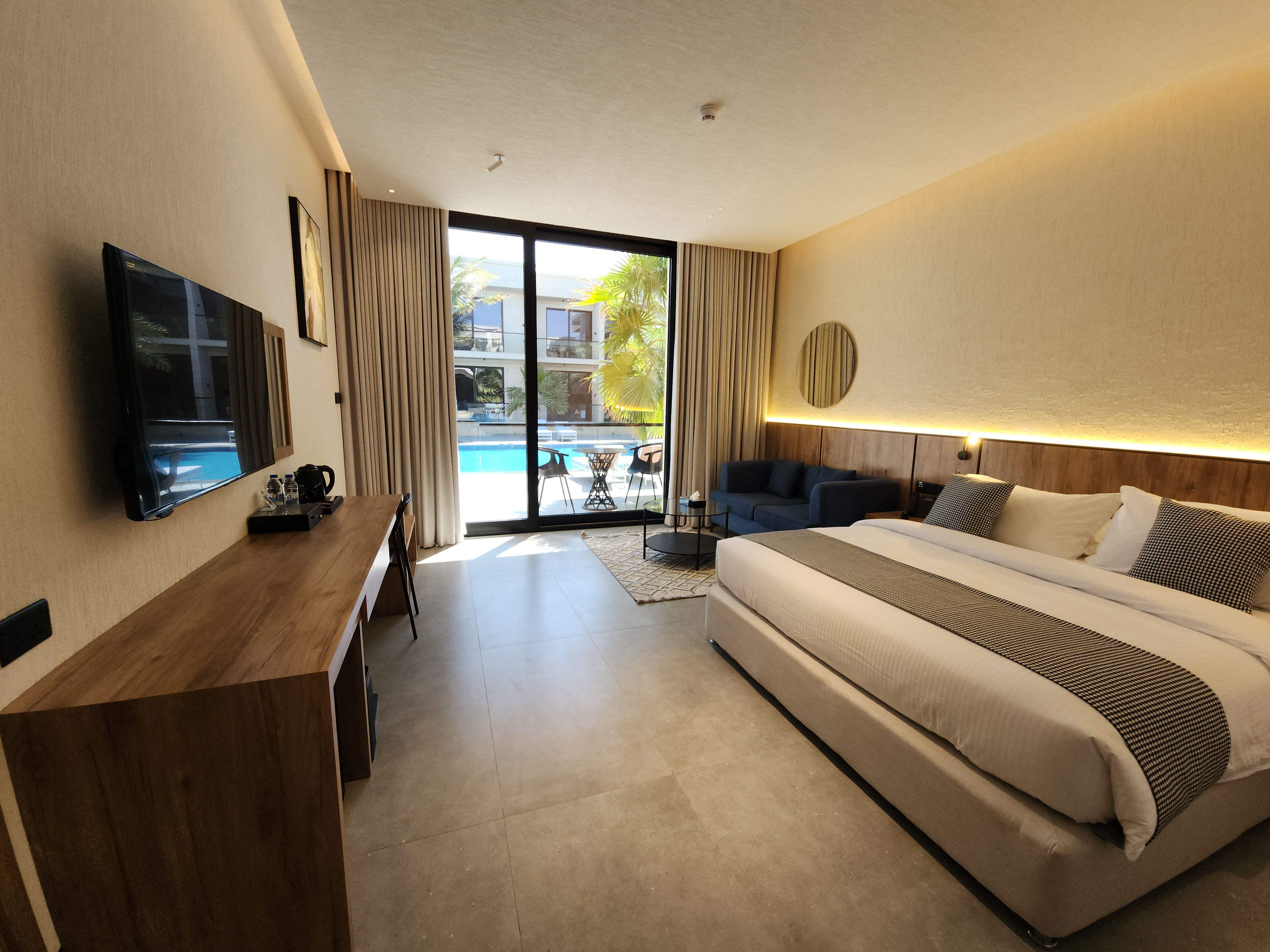 120 KING WITH POOL VIEW Ground floor