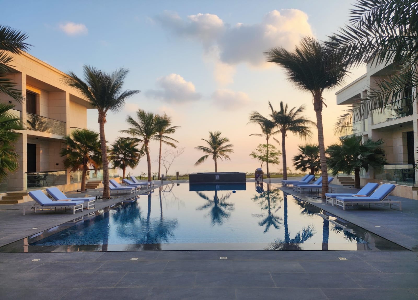 Pool & Jacuzzi